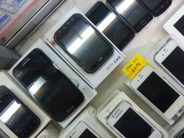 台北で変なスマホを今年もゲット！