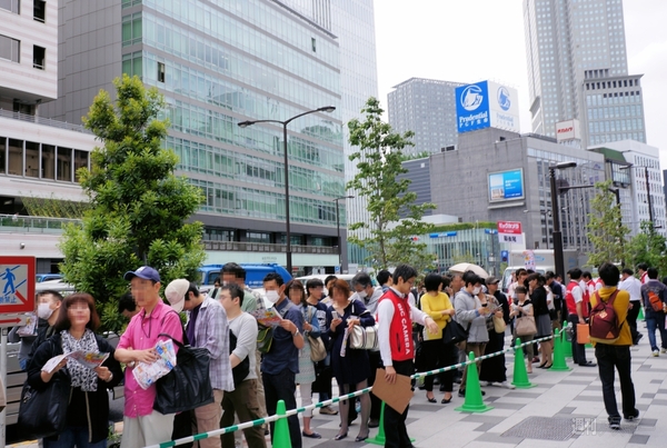 ビックカメラ赤坂見附駅店オープン １番に並んだ人が買ったのはipad 週刊アスキー