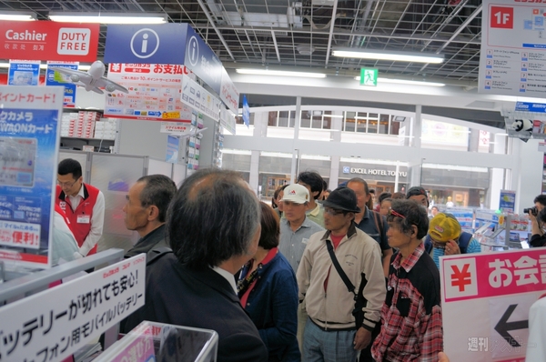 ビックカメラ赤坂見附駅店オープン １番に並んだ人が買ったのはipad 週刊アスキー