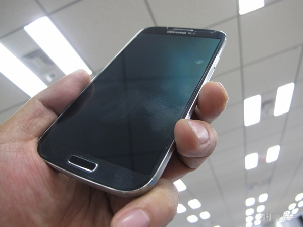 カッターでも傷つかない（？）GALAXY S4用画面保護強化ガラス