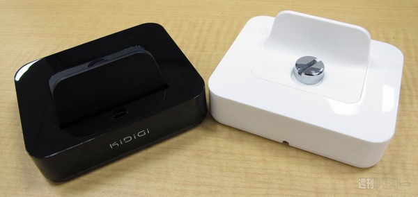 iPhoneからiPadまで充電・同期できる重量級デスクトップクレイドル