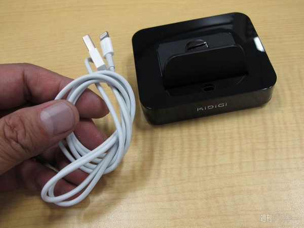 iPhoneからiPadまで充電・同期できる重量級デスクトップクレイドル