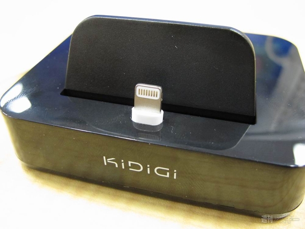 iPhoneからiPadまで充電・同期できる重量級デスクトップクレイドル