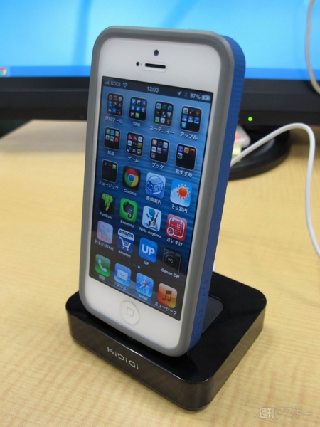 iPhoneからiPadまで充電・同期できる重量級デスクトップクレイドル