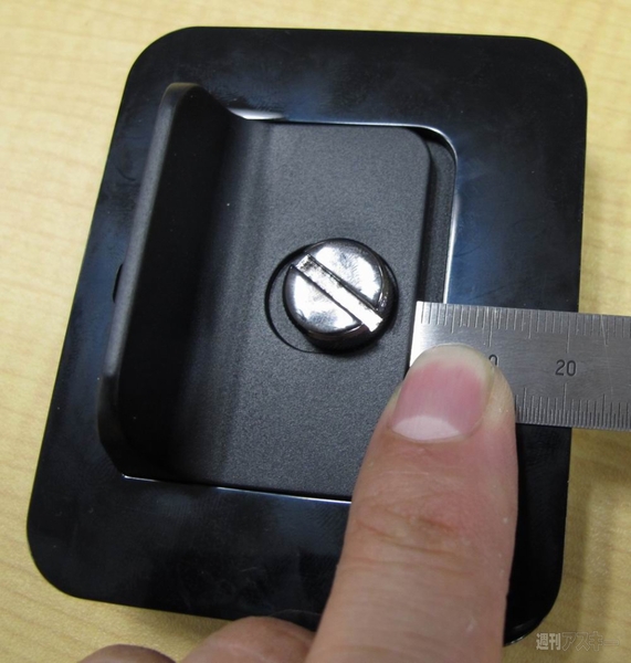 iPhoneからiPadまで充電・同期できる重量級デスクトップクレイドル