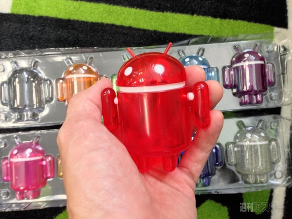 ドロイドくんフィギュアにレインボーバージョン登場