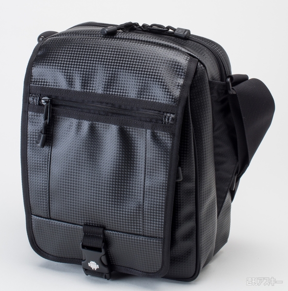 7インチタブを出さずに使えるクリアーポケット搭載ショルダーバッグ