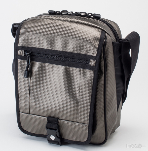 7インチタブを出さずに使えるクリアーポケット搭載ショルダーバッグ