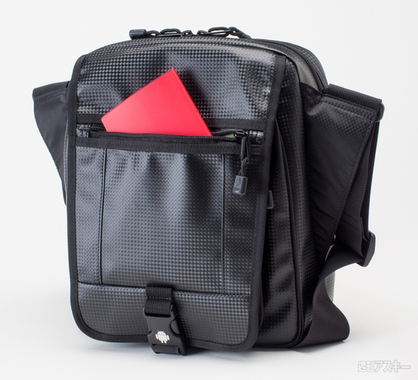 7インチタブを出さずに使えるクリアーポケット搭載ショルダーバッグ