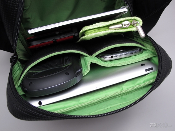 7インチタブを出さずに使えるクリアーポケット搭載ショルダーバッグ