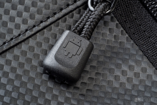 7インチタブを出さずに使えるクリアーポケット搭載ショルダーバッグ