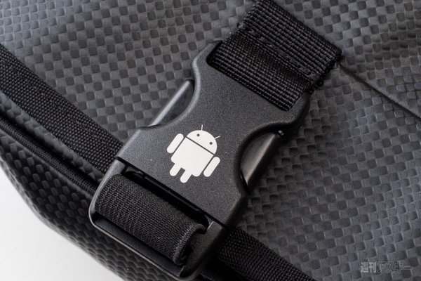 7インチタブを出さずに使えるクリアーポケット搭載ショルダーバッグ