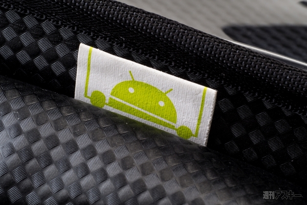 7インチタブを出さずに使えるクリアーポケット搭載ショルダーバッグ