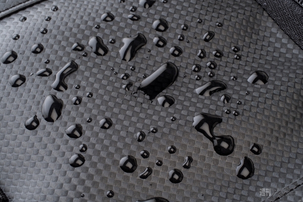 7インチタブを出さずに使えるクリアーポケット搭載ショルダーバッグ