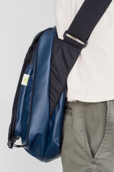 7インチタブを出さずに使えるクリアーポケット搭載ショルダーバッグ