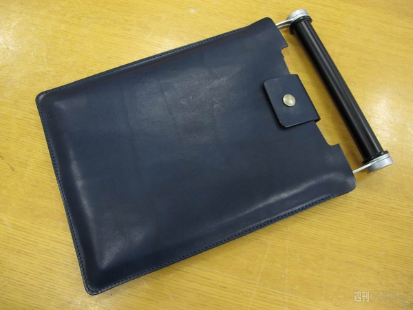 enchantMOON唯一にして至高の本革ケースを試してみた