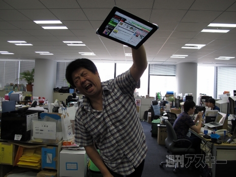 iPadを二度と落とせなくなるタブレットバンドがスゴイ