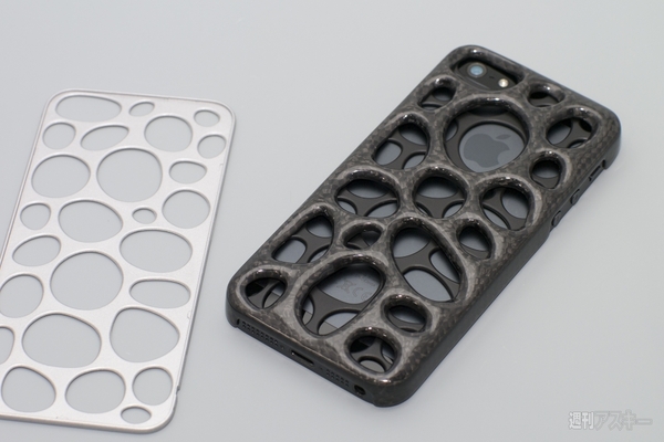 複雑な曲面とカーボンファイバーの織目が魅惑的なクレーターという名のiPhone5用ケース