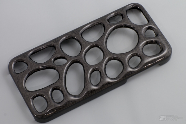 複雑な曲面とカーボンファイバーの織目が魅惑的なクレーターという名のiPhone5用ケース