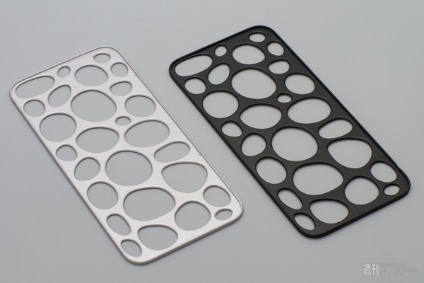 複雑な曲面とカーボンファイバーの織目が魅惑的なクレーターという名のiPhone5用ケース