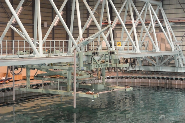 水の表面に文字が！海技研の実海域再現水槽がスゴイ