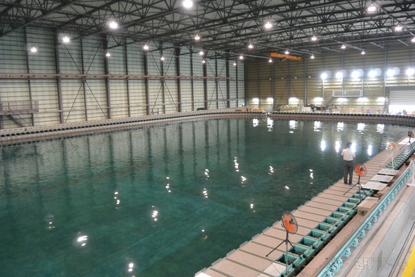 水の表面に文字が！海技研の実海域再現水槽がスゴイ