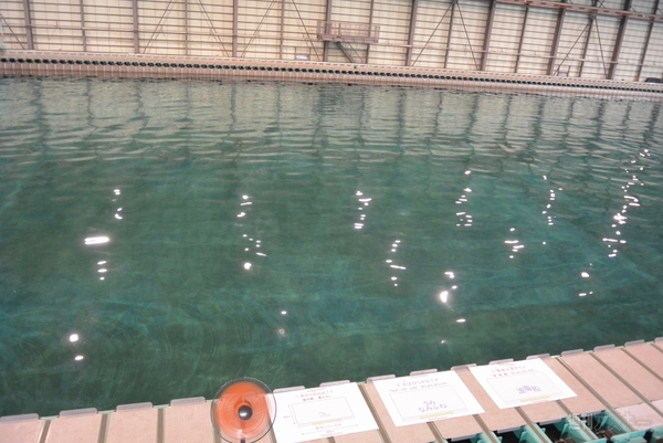 水の表面に文字が！海技研の実海域再現水槽がスゴイ