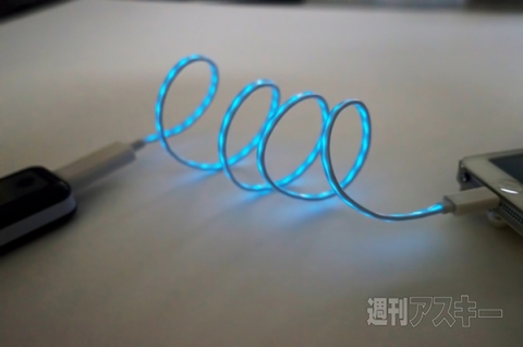 光るLightning充電ケーブル