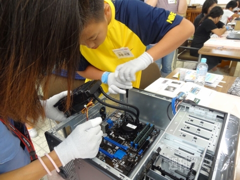 一組、水冷ゲーミングPCを組み立てている。すごっ。