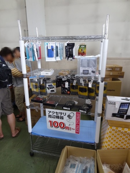 100円アクセサリー＆周辺機器コーナーも