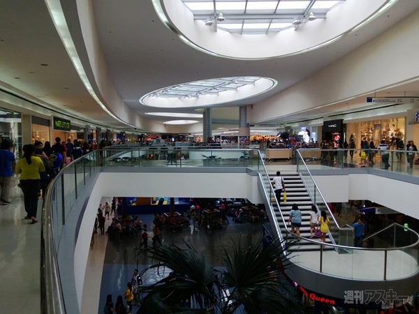 フィリピンの巨大ショッピングモールでスマホを探す