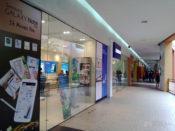 フィリピンの巨大ショッピングモールでスマホを探す