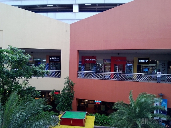 フィリピンの巨大ショッピングモールでスマホを探す