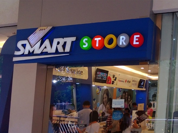 フィリピンの巨大ショッピングモールでスマホを探す