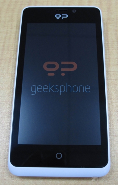 Firefox OS開発者向け端末『Geeksphone Peak』フォトレビュー