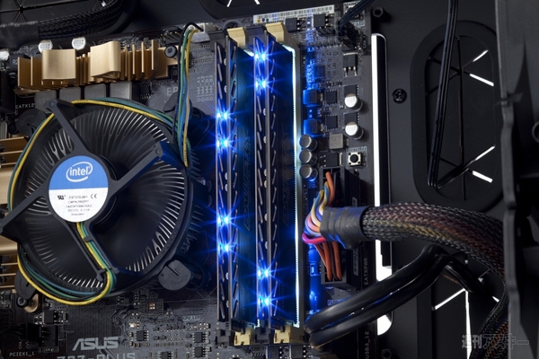 DRAMメーカーが作るOC耐性抜群のメモリー『Ballistix Tactical Tracer』