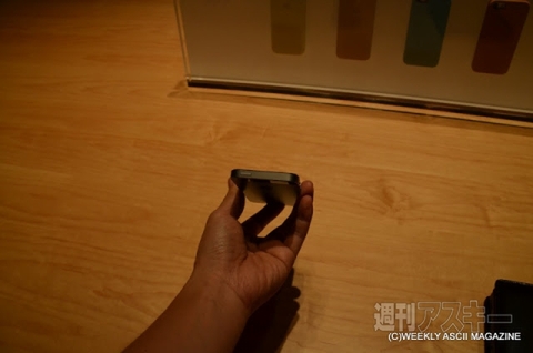 iPhone 5sと5cの実機レビューを国内最速レポート！ドコモテザリング確認