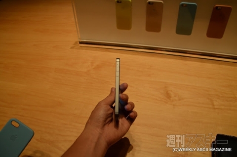 iPhone 5sと5cの実機レビューを国内最速レポート！ドコモテザリング確認