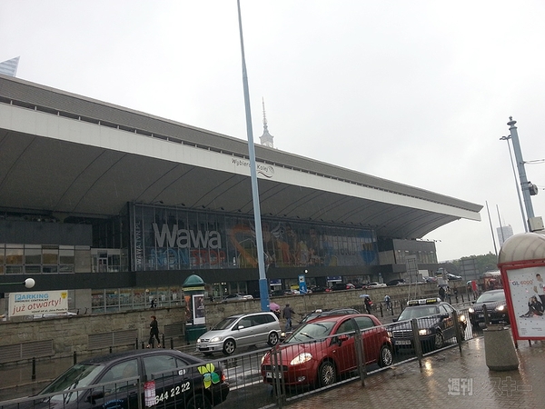 ワルシャワ中央駅地下街でプリペイドSIMとスマホを攻略せよ