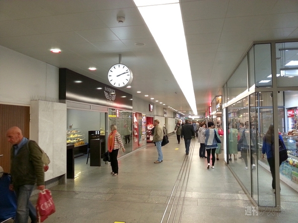 ワルシャワ中央駅地下街でプリペイドSIMとスマホを攻略せよ