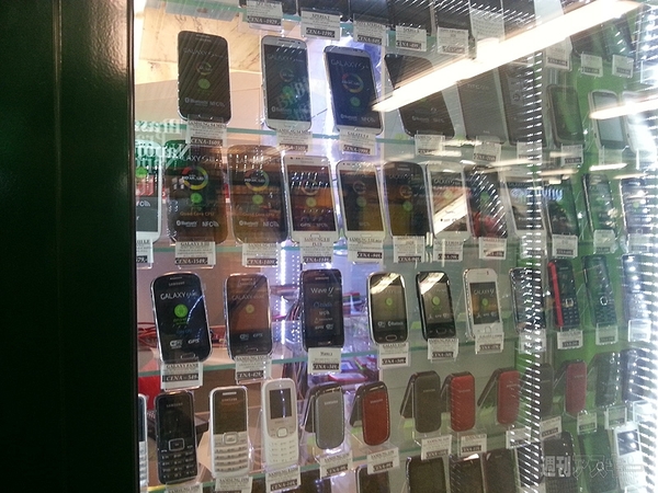 ワルシャワ中央駅地下街でプリペイドSIMとスマホを攻略せよ