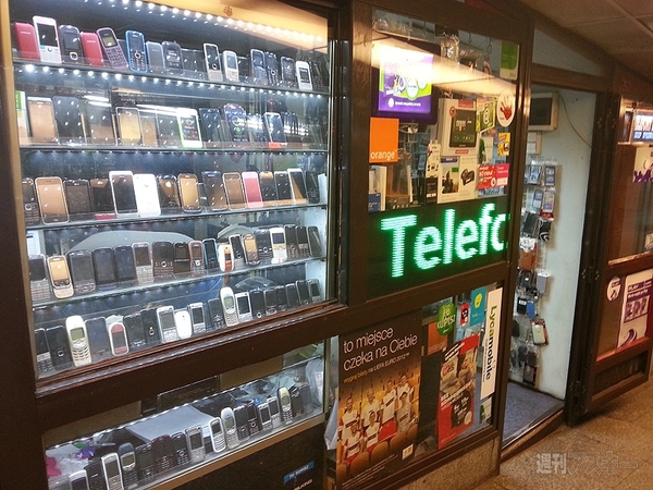 ワルシャワ中央駅地下街でプリペイドSIMとスマホを攻略せよ