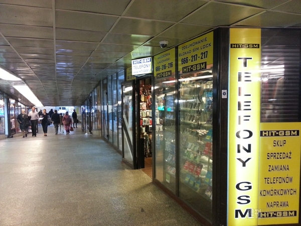 ワルシャワ中央駅地下街でプリペイドSIMとスマホを攻略せよ