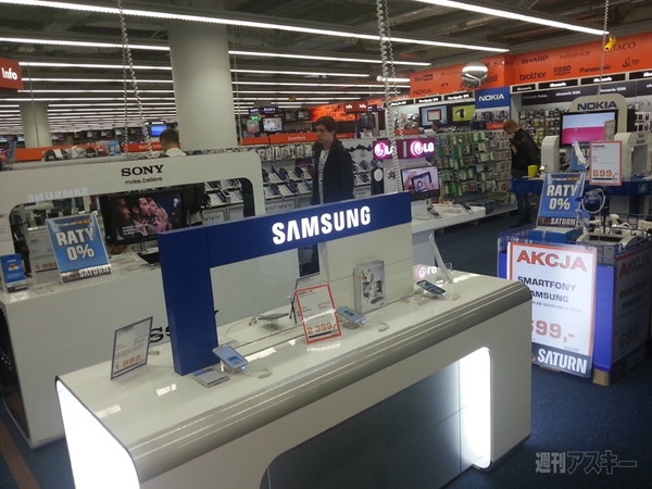 ワルシャワ中央駅地下街でプリペイドSIMとスマホを攻略せよ