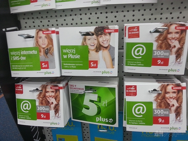 ワルシャワ中央駅地下街でプリペイドSIMとスマホを攻略せよ