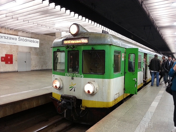 ワルシャワ中央駅地下街でプリペイドSIMとスマホを攻略せよ