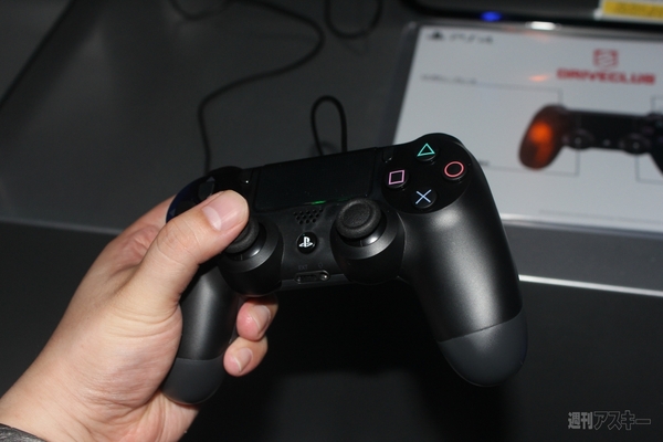 映像がキレイでコントローラーが軽く軽快PS4実機レビュー