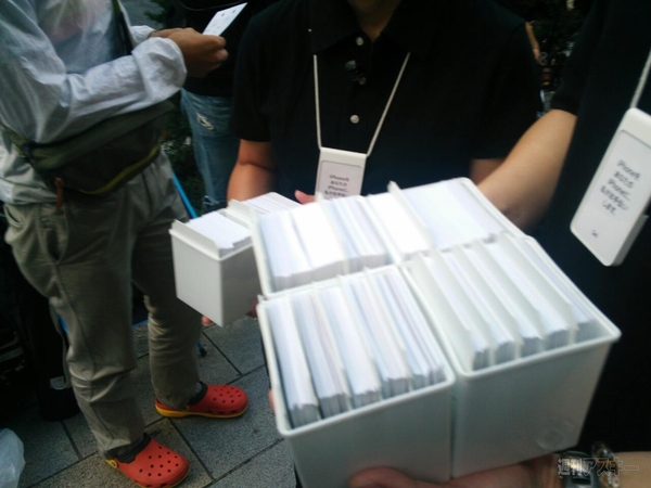 iPhone5s、5c発売行列レポート 朝の銀座、有楽町、原宿編