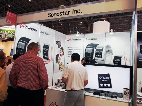 E Ink採用スマートウォッチをソノースターが展示 1月に国内発売：CEATEC2013