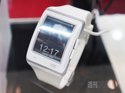 E Ink採用スマートウォッチをソノースターが展示 1月に国内発売：CEATEC2013